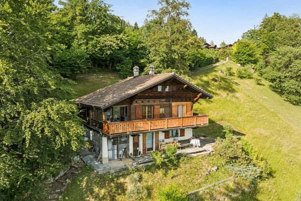 Chalet traditionnel à rénover à Gryon, vue et grand jardin