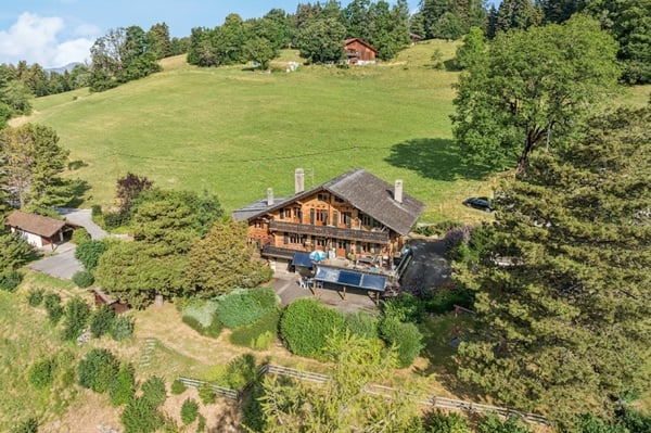 Spacieux chalet de 4 appartements avec vue spectaculaire et grand jard