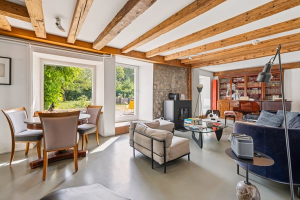 Maison familiale de village rénovée avec soin et piscine 2