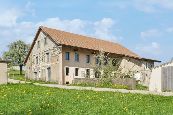 A rénover : Grand volume et beau potentiel