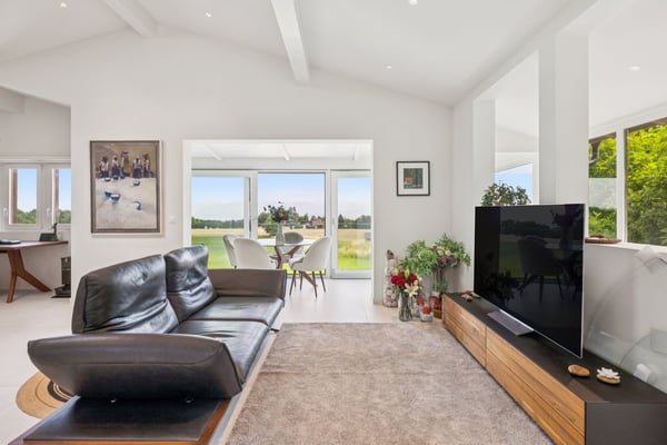 Splendide vue lac, chalet avec piscine 8