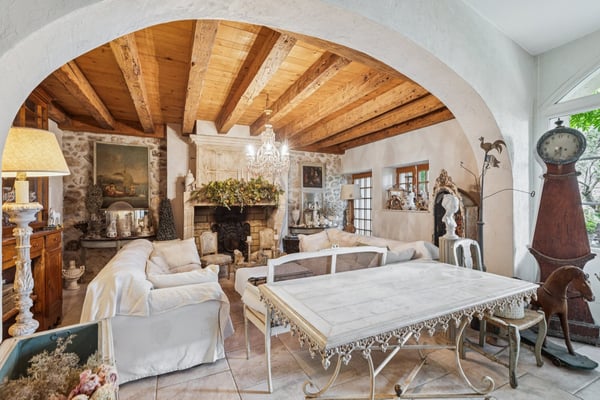 MAISON DE VILLAGE DE CARACTERE RENOVEE 1