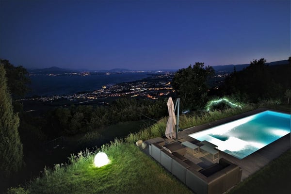 VILLA PANORAMIQUE D EXCEPTION AVEC PISCINE DOMINANT LE LAC 5