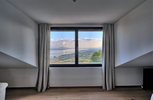 VILLA PANORAMIQUE D EXCEPTION AVEC PISCINE DOMINANT LE LAC 10