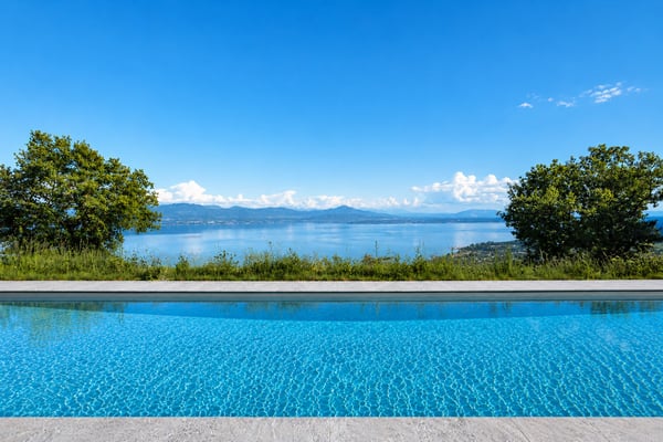 VILLA PANORAMIQUE D EXCEPTION AVEC PISCINE DOMINANT LE LAC 1
