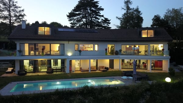 VILLA PANORAMIQUE D EXCEPTION AVEC PISCINE DOMINANT LE LAC 2