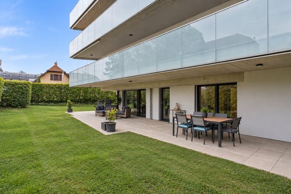 SUPERBE APPARTEMENT DE STANDING AVEC VASTE JARDIN ET GRANDE TERRASSE
