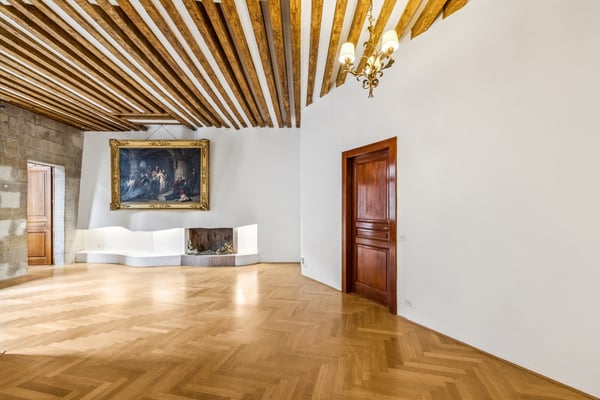 RARE - TRES BEL APPARTEMENT DE CHARME AU COEUR DE LA VIEILLE-VILLE 2