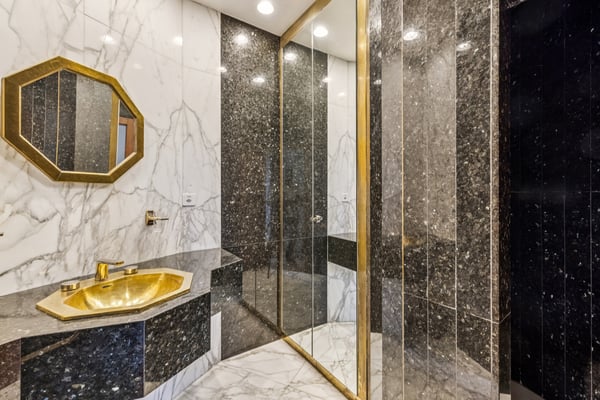 RARE - TRES BEL APPARTEMENT DE CHARME AU COEUR DE LA VIEILLE-VILLE 11