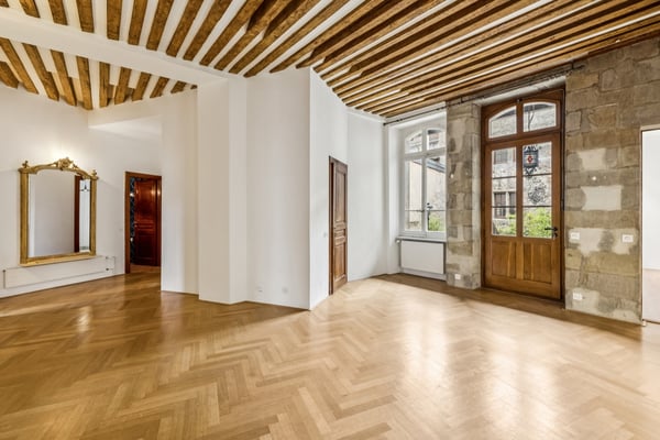 RARE - TRES BEL APPARTEMENT DE CHARME AU COEUR DE LA VIEILLE-VILLE 5