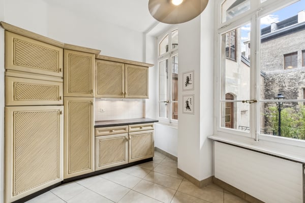 RARE - TRES BEL APPARTEMENT DE CHARME AU COEUR DE LA VIEILLE-VILLE 7