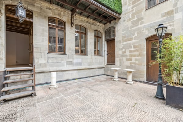 RARE - TRES BEL APPARTEMENT DE CHARME AU COEUR DE LA VIEILLE-VILLE 9
