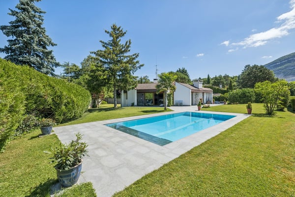 Villa d'architecte avec piscine et vue panoramique sur le Salève