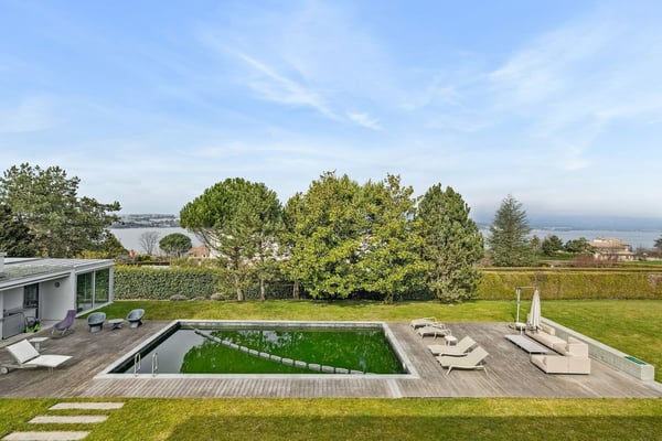 Villa contemporaine avec vue lac