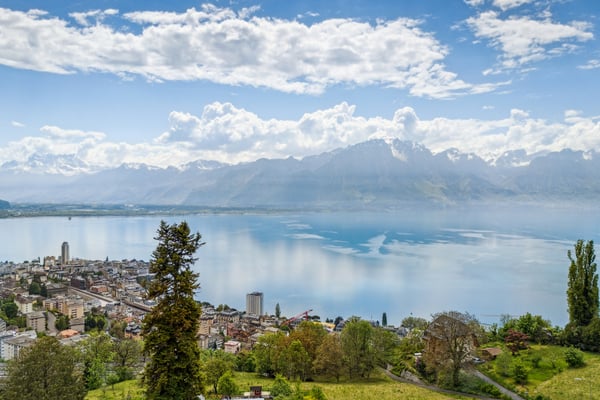 Immeuble d'habitation entièrement rénové avec vue lac 3