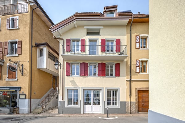 Immeuble d'habitation entièrement rénové avec vue lac 1