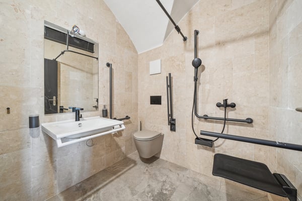 Immeuble d'habitation entièrement rénové avec vue lac 5