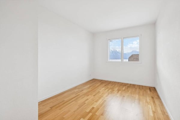 appartement de 2 chambres avec vue sur le lac et excellente position. 13