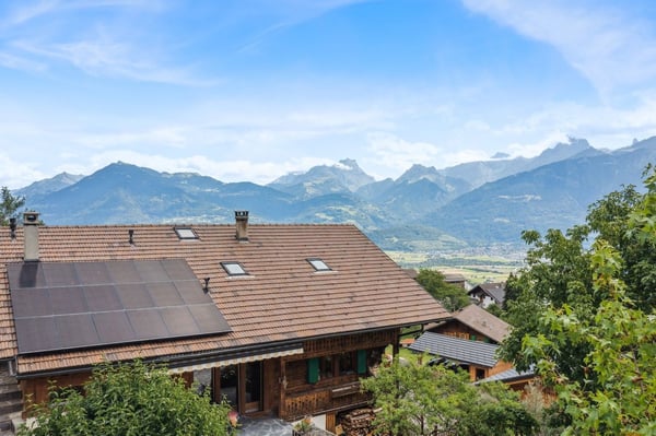 Magnifique chalet avec cachet, bel ensoleillement, jardin et mazot 2