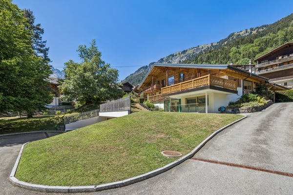 EXCLUSIVITE - CHALET ATYPIQUE - CENTRE VILLAGE sur 2000 m2 de terrain
