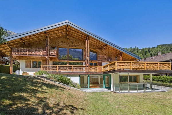 EXCLUSIVITE - CHALET ATYPIQUE - CENTRE VILLAGE sur 2000 m2 de terrain 2