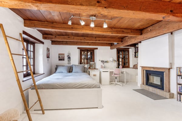 Maison villageoise de caractère balcon en toiture avec très belle vue 9
