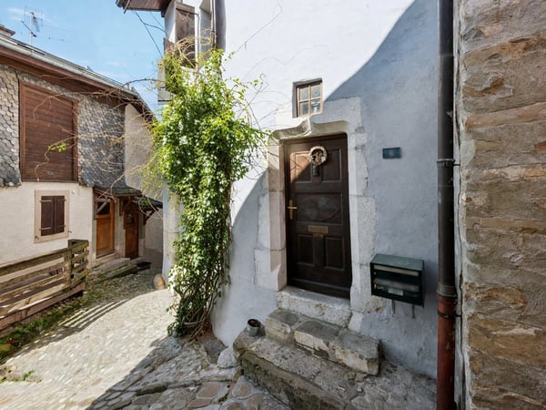 Maison villageoise de caractère balcon en toiture avec très belle vue 2
