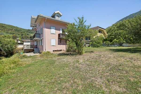 Maison de 3 appartements, aux généreux volumes et vue imprenable sur l 2