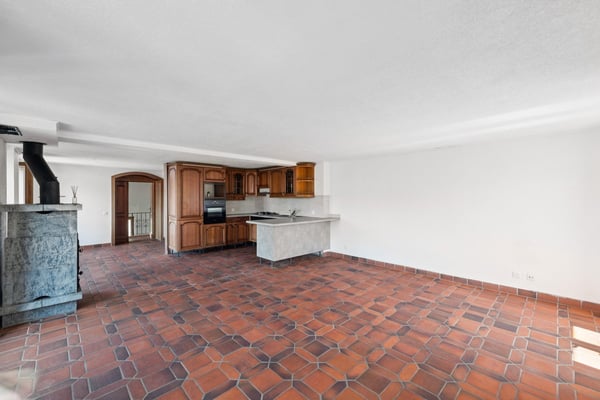 Maison de 3 appartements, aux généreux volumes et vue imprenable sur l 9