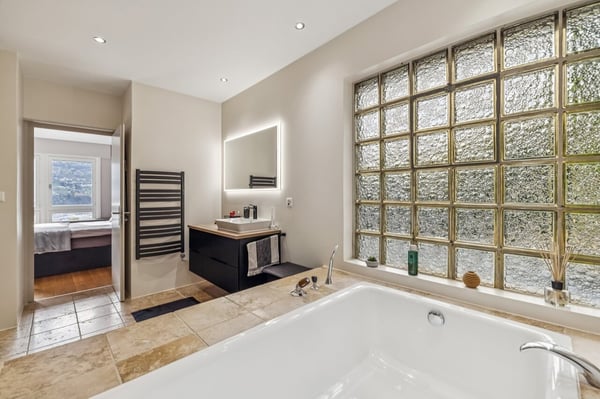 Vue sur les châteaux de Sion, au coeur de Gravelone. 9