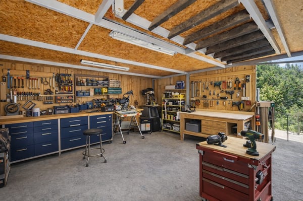 Grand propriété avec garage et ateliers 9