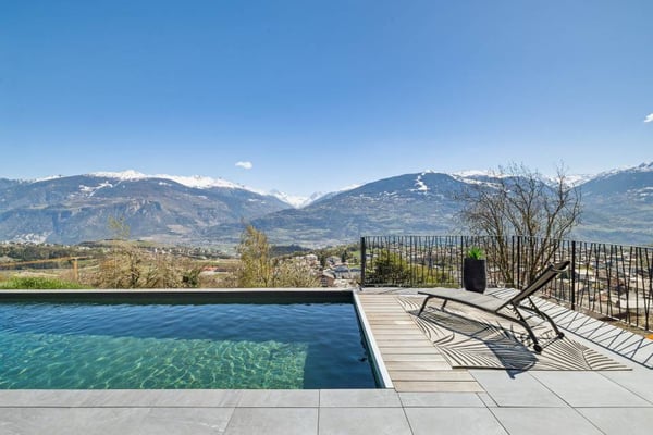 Villa de standing en dominance sur la plaine. 3