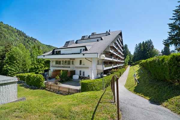 Appartement de 2.5 pces traversant avec deux salles de bains 1