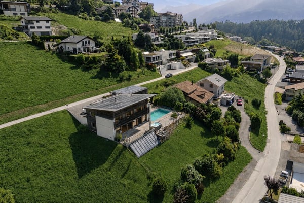 Villa avec annexe indépendante en dominance sur la plaine. 2