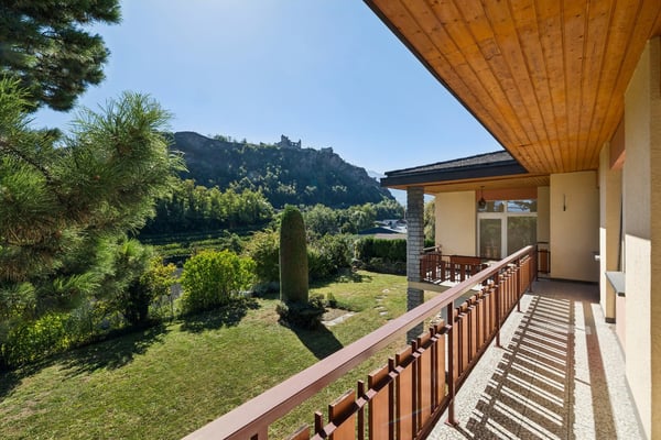 Magnifique propriété avec vue sur le Château de Tourbillon 11