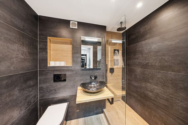 Charmant appartement de 3,5 pièces avec cuisine et salle de bains, lum 10