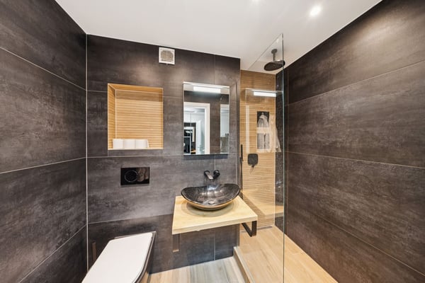 Charmant appartement de 3,5 pièces avec cuisine et salle de bains, lum 10