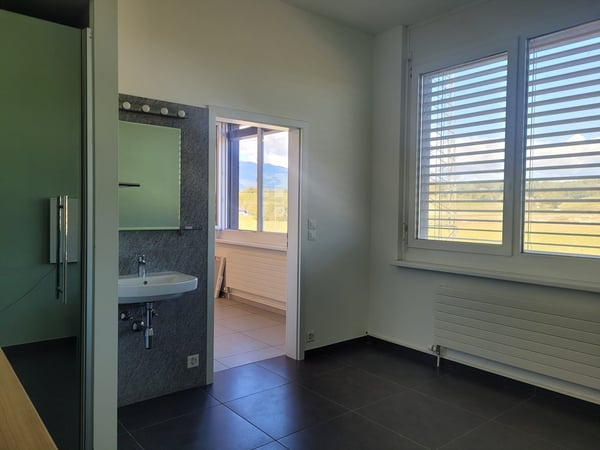 SATIGNY - Bureau de 98 m2 PPE au 1er étage d'un immeuble commercial 6