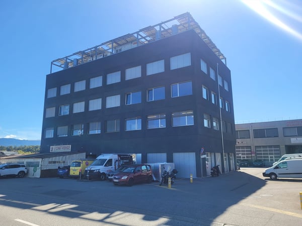 SATIGNY - Bureau de 98 m2 PPE au 1er étage d'un immeuble commercial 10