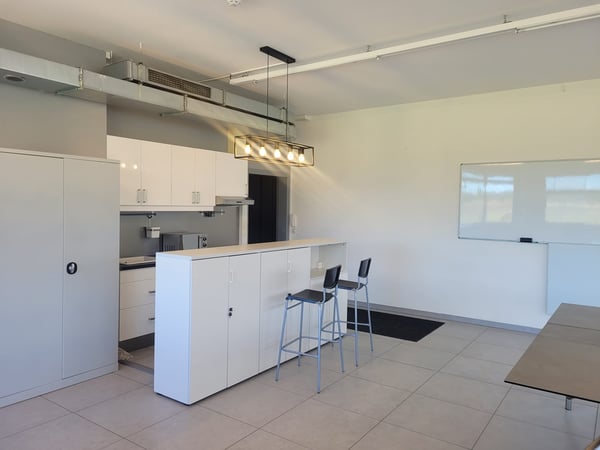 SATIGNY - Bureau de 98 m2 PPE au 1er étage d'un immeuble commercial 8