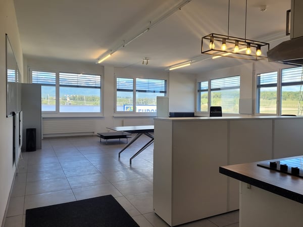 SATIGNY - Bureau de 98 m2 PPE au 1er étage d'un immeuble commercial 9