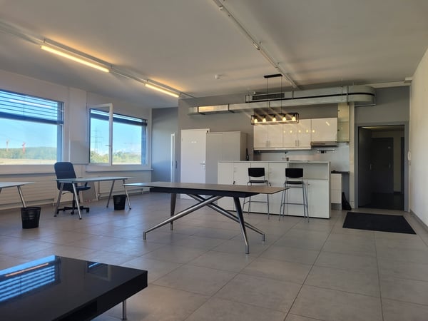 SATIGNY - Bureau de 98 m2 PPE au 1er étage d'un immeuble commercial 3