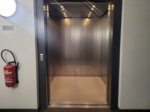 SATIGNY - Bureau de 98 m2 PPE au 1er étage d'un immeuble commercial 4