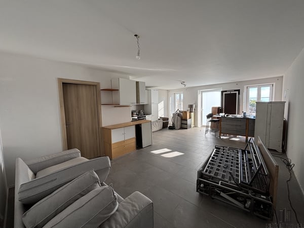 Grand studio avec terrasse à Gilly 2