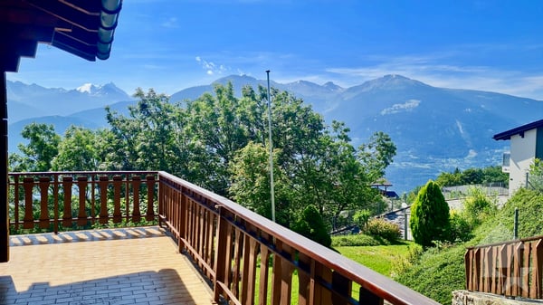 Magnifique chalet avec vue spectaculaire, niché dans un cadre paisible 10