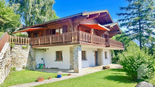 Magnifique chalet avec vue spectaculaire, niché dans un cadre paisible 1