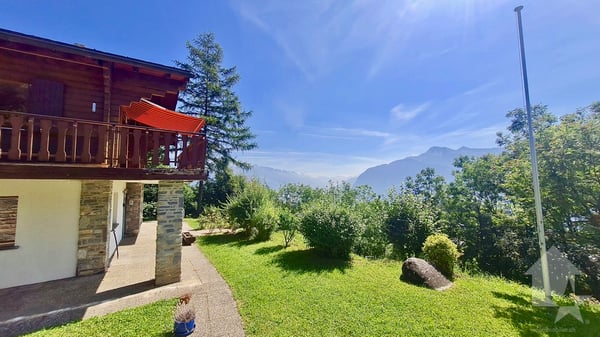 Magnifique chalet avec vue spectaculaire, niché dans un cadre paisible 2