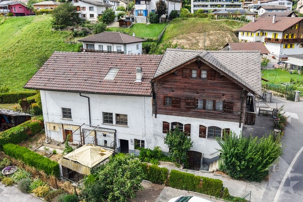 Maison villageoise avec grange attenante et garages 5