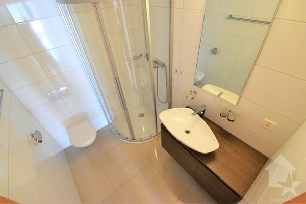 Attique de 4.5 pièces avec une grande terrasse et 3 places de parcs 12
