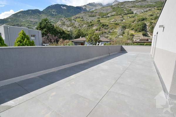 Attique de 4.5 pièces avec une grande terrasse et 3 places de parcs 2